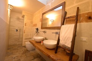 Douche, douche à « effet pluie », articles de toilette gratuits