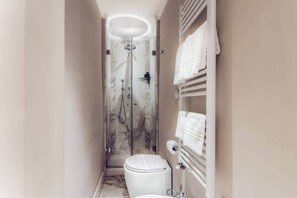Een douche, een haardroger, een bidet, handdoeken