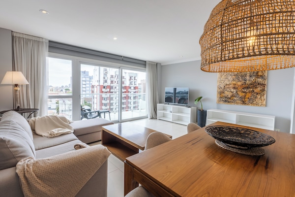 Departamento Premium, 2 habitaciones | Área de sala de estar | Televisión de pantalla plana, Netflix y servicios de streaming