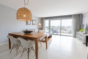 Premium-Apartment, 2 Schlafzimmer | Wohnbereich | Flachbildfernseher, Netflix, Streaming-Dienste