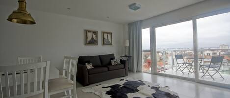 Apartamento premium, 2 quartos | Área de estar | TV de tela plana, Netflix, serviços de streaming