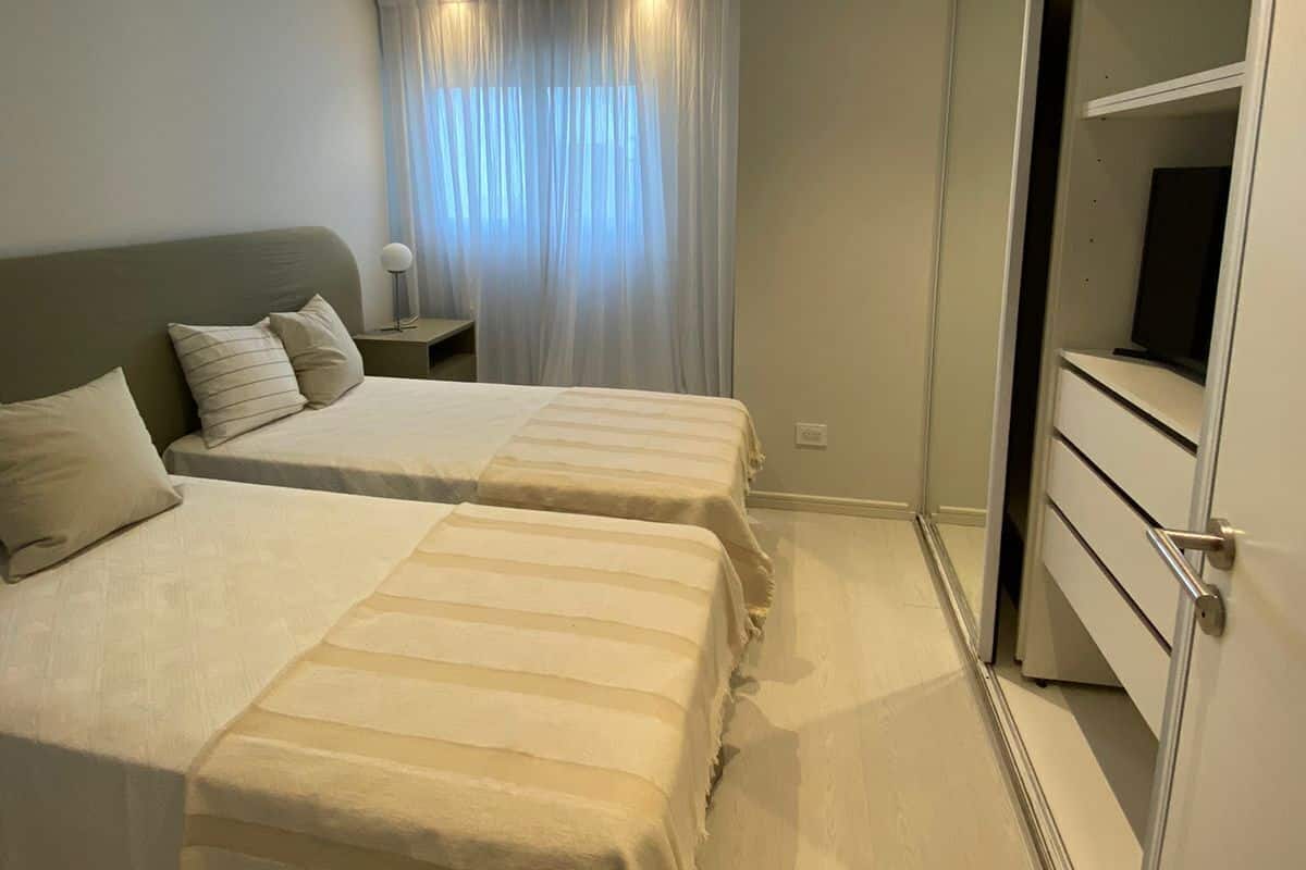 Luxury Apartment, 2 Bedrooms | 1 bilik tidur, peralatan tempat tidur premium, peti besi dalam bilik