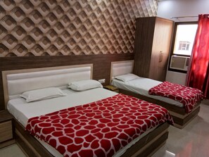 Comfort Room, Multiple Beds | In-room safe, desk, soundproofing, iron/ironing board - Puri Guest House (Amritsar)
