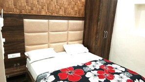 Comfort Room, 1 King Bed | In-room safe, desk, soundproofing, iron/ironing board - Puri Guest House (Amritsar)