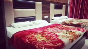 Comfort Room, Multiple Beds | In-room safe, desk, soundproofing, iron/ironing board - Puri Guest House (Amritsar)