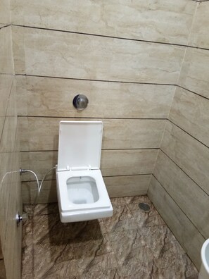 Shower, free toiletries, slippers, towels - Puri Guest House (Amritsar)