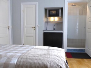 Iron/ironing board, free WiFi, bed sheets