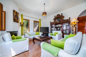 Grand huis, 3 slaapkamers, toegang tot zwembad (Plunge Pool) | Woonruimte | Een televisie