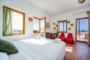 Junior appartement, 1 slaapkamer, uitzicht op zee | Een strijkplank/strijkijzer, gratis babybedden, gratis wifi