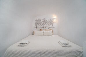 Grand House, 3 Bedrooms, Pool Access (Plunge Pool) | Iron/ironing board, free cots/infant beds, free WiFi - Rosepepper Villa (Santorini)