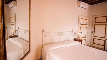 Double Room (Ginevra) | Desk, laptop workspace, free WiFi, bed sheets