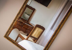Escritorio, espacio para trabajar con laptop y wifi gratis 