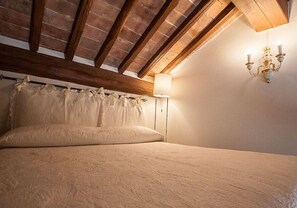 Double Room (Cristiana) | Desk, laptop workspace, free WiFi, bed sheets - A Casa Mastacchi (Siena)