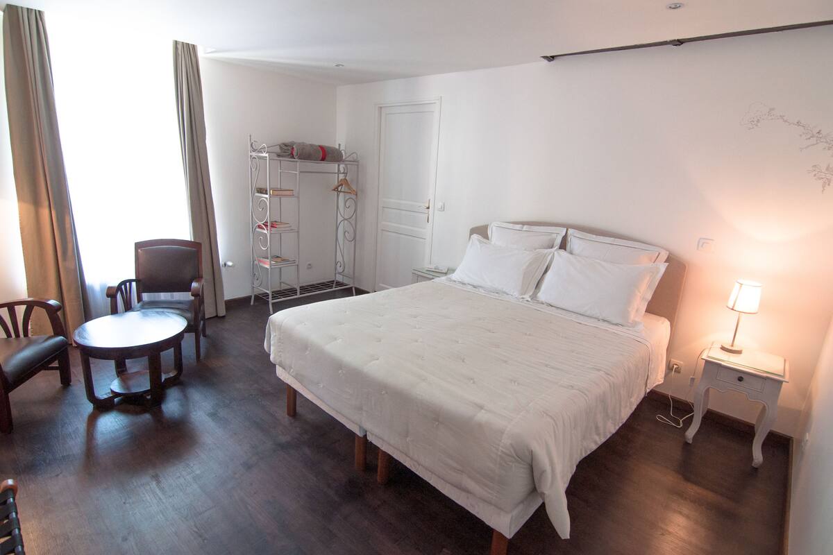 Kamar Double, 1 Tempat Tidur Queen | Seprai premium, Wi-Fi gratis, dan didekorasi berbeda-beda