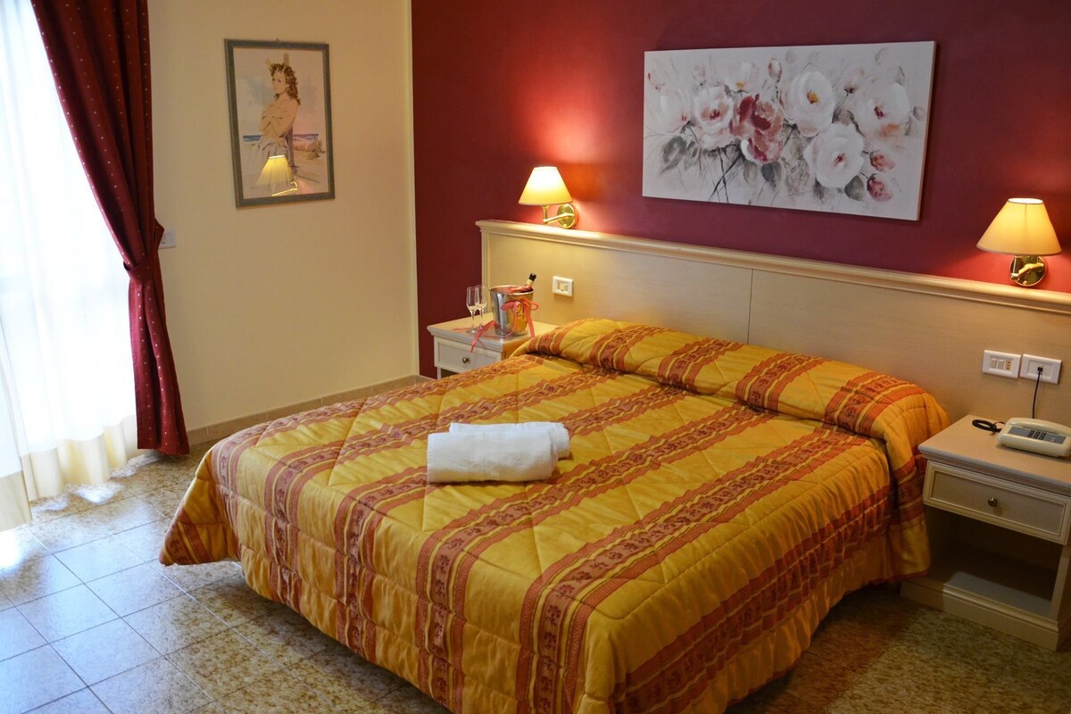 Minibar, cunas y wifi gratis 