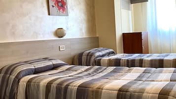 Classic Triple Room | Minibar, cribs/infant beds, free WiFi