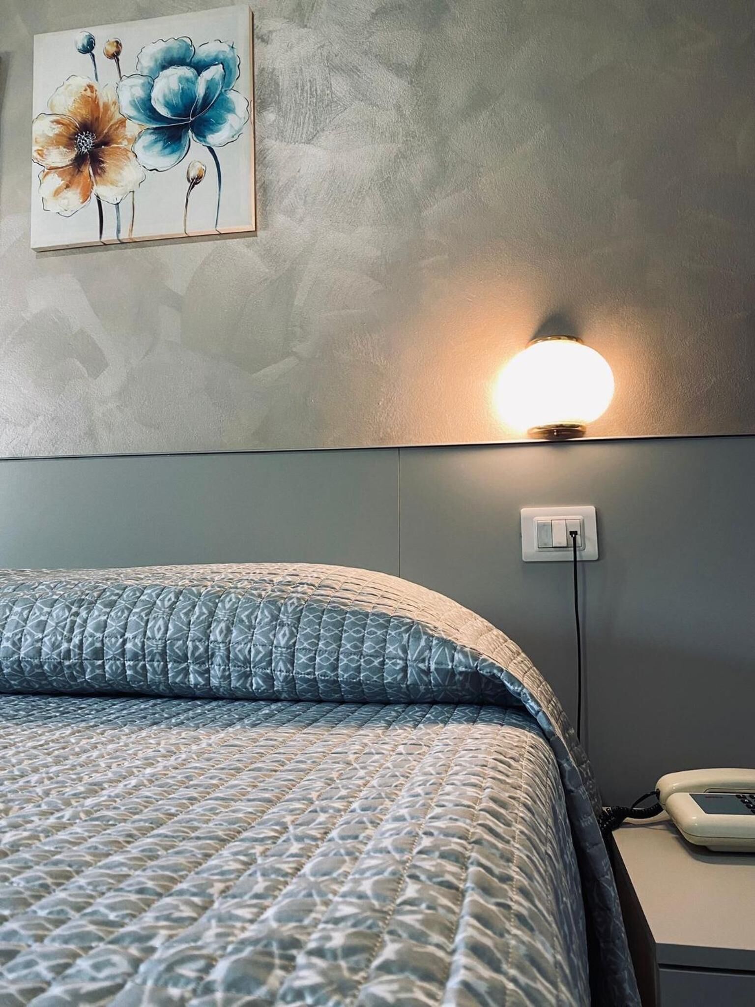 Minibar, cunas y wifi gratis 