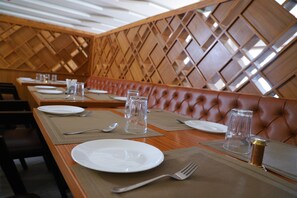 Bao gồm bữa sáng đầy đủ hàng ngày 