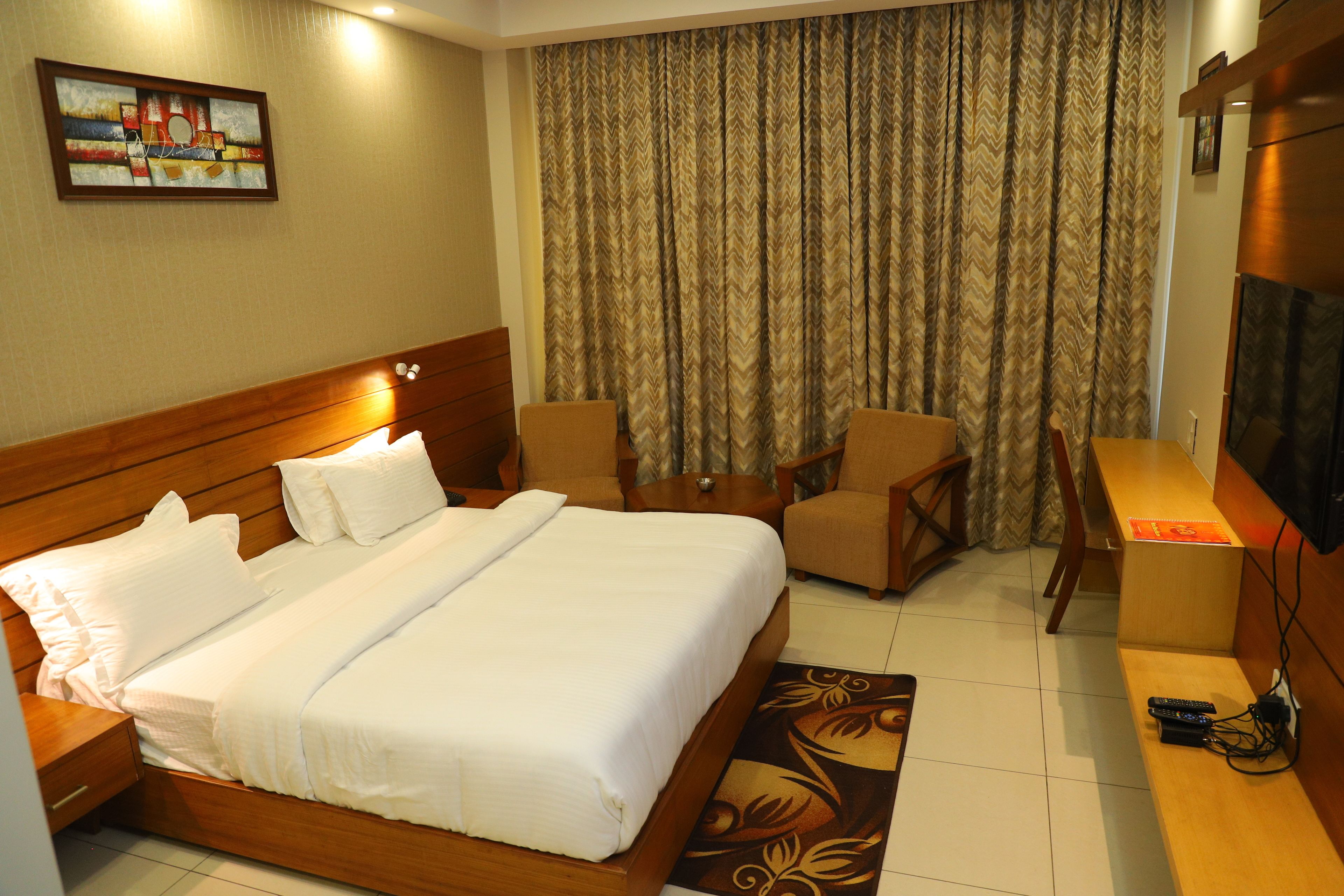 Phòng đôi Deluxe, 1 giường đôi, không hút thuốc, quang cảnh thành phố | Bàn, phòng cách âm, giường gấp/giường phụ (phụ phí) 