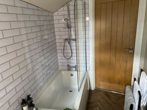 Apartment (Apartment 4) | Bathroom | Shower, free toiletries, hair dryer, towels