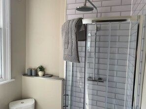 Apartment (Apartment 1) | Bathroom | Shower, free toiletries, hair dryer, towels - Market Street Apartments (Nottingham)