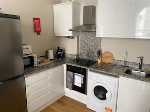 Apartment (Apartment 1) | Private kitchen | Full-size fridge, microwave, oven, stovetop - Market Street Apartments (Nottingham)