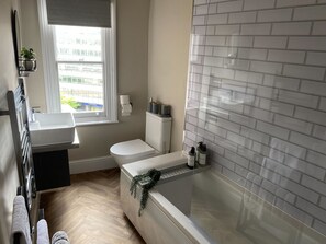 Huoneisto (Apartment 4) | Kylpyhuone | Suihku, ilmaiset hygieniatuotteet, hiustenkuivaaja, pyyhkeet
