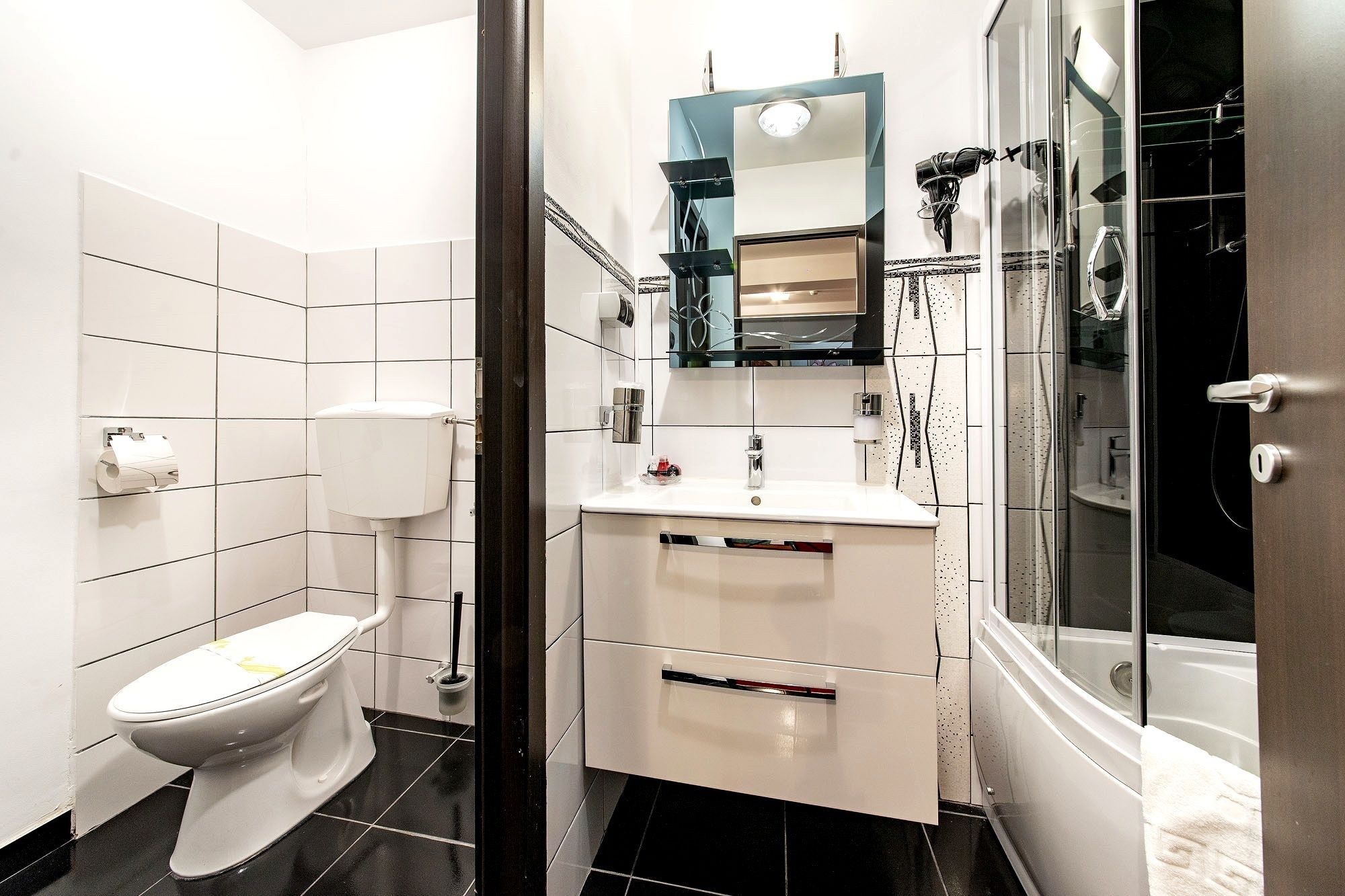 junior suite no balcony (no smoking area) | bathroom | shower, free toiletries, hair dryer, towels