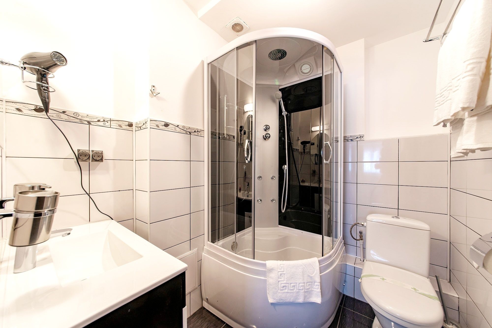 economy plus | bathroom | shower, free toiletries, hair dryer, towels