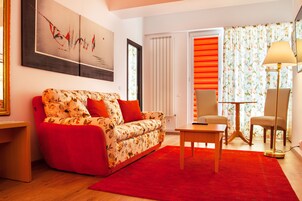 1 habitación, caja de seguridad en la habitación y escritorio 