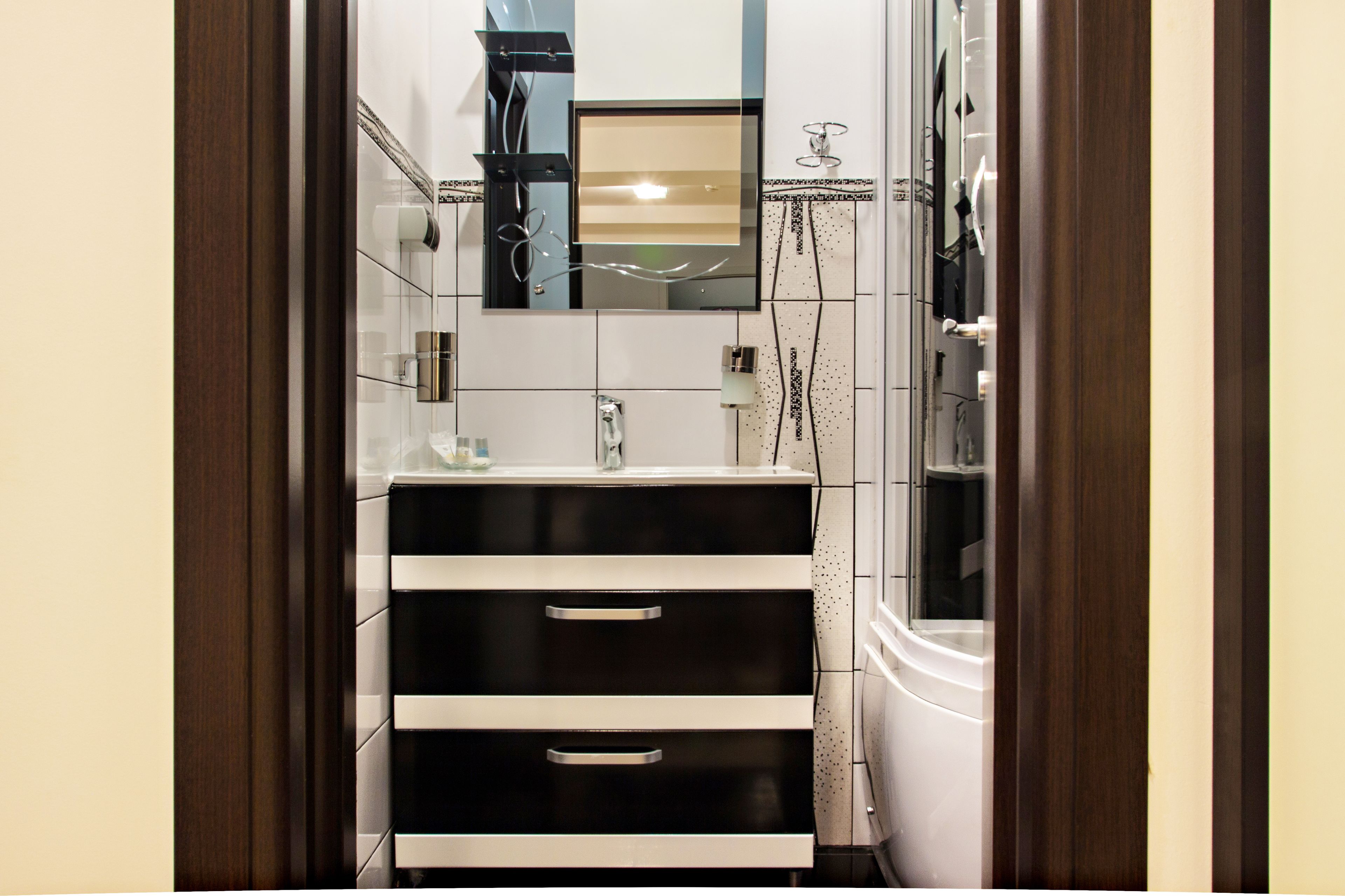 superior double with balcony (including smoking area) | bathroom | shower, free toiletries, hair dryer, towels