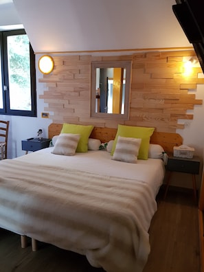 Bureau, lits bébé (gratuits), draps fournis