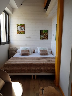 Escritorio, cunas gratuitas y ropa de cama 