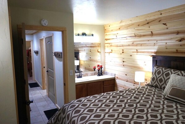 2 bedrooms - Four O'clock Launchpad - Hike, Ski, & Hot Tub! (Breckenridge)