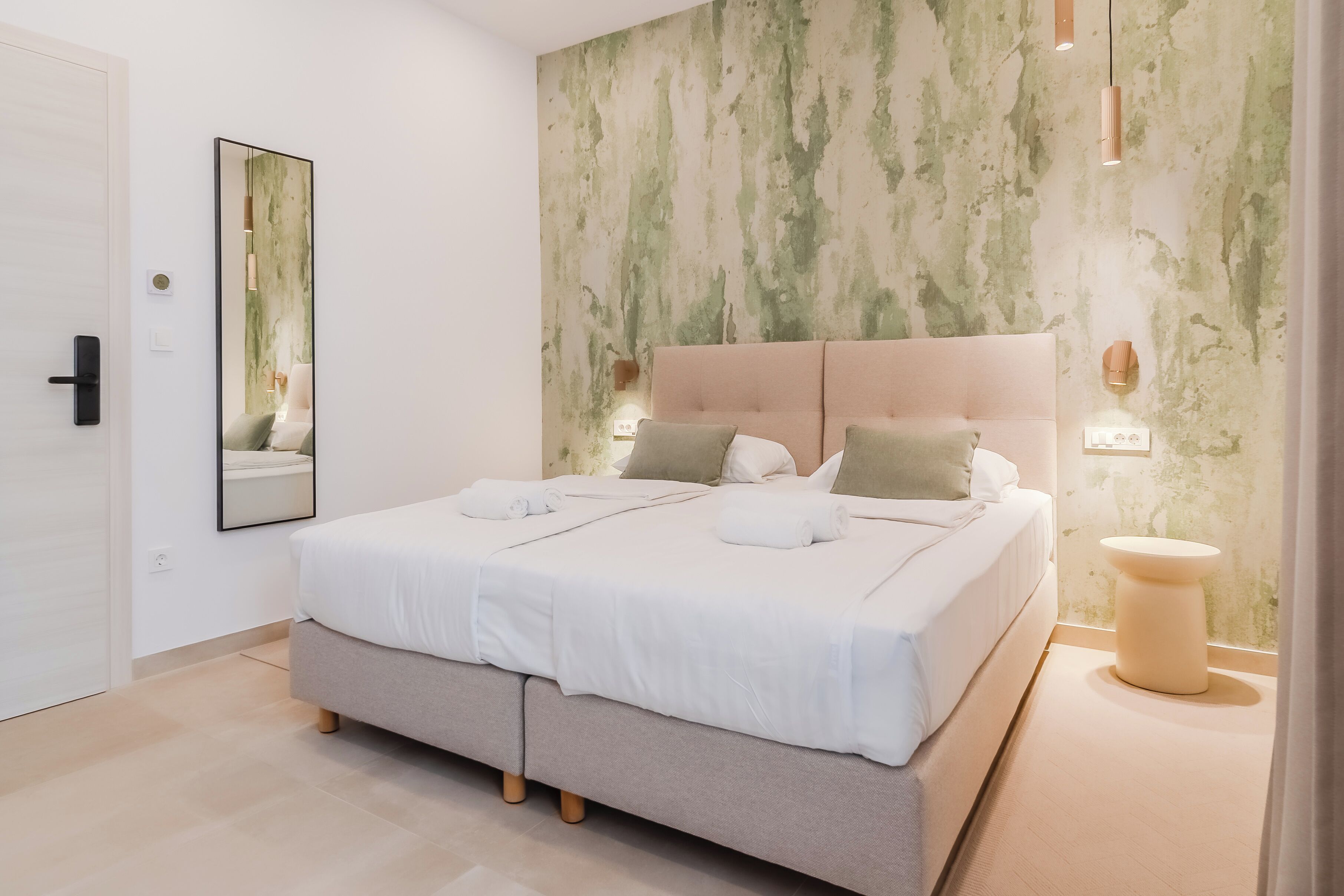 Tvåbäddsrum | Värdeförvaringsskåp på rummet, skrivbord och strykjärn/strykbräda