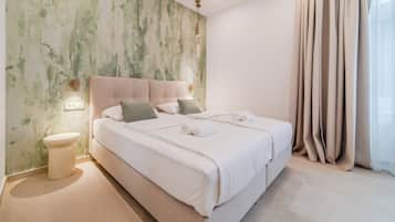 Habitación con 2 camas individuales | Caja fuerte, escritorio, tabla de planchar con plancha y cunas gratuitas
