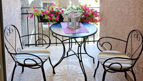 Apartments & Rooms Flowers