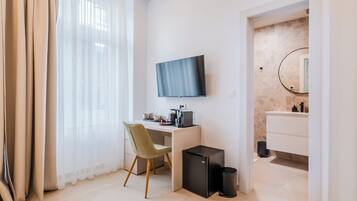Caja de seguridad en la habitación y escritorio