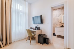 Habitación con 2 camas individuales | Caja fuerte, escritorio, tabla de planchar con plancha y cunas gratuitas
