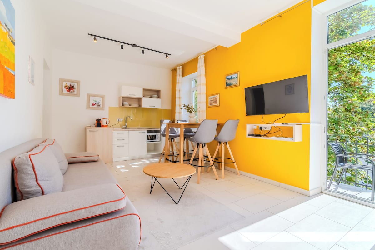 Apartamento clássico | Área de estar | TV LCD