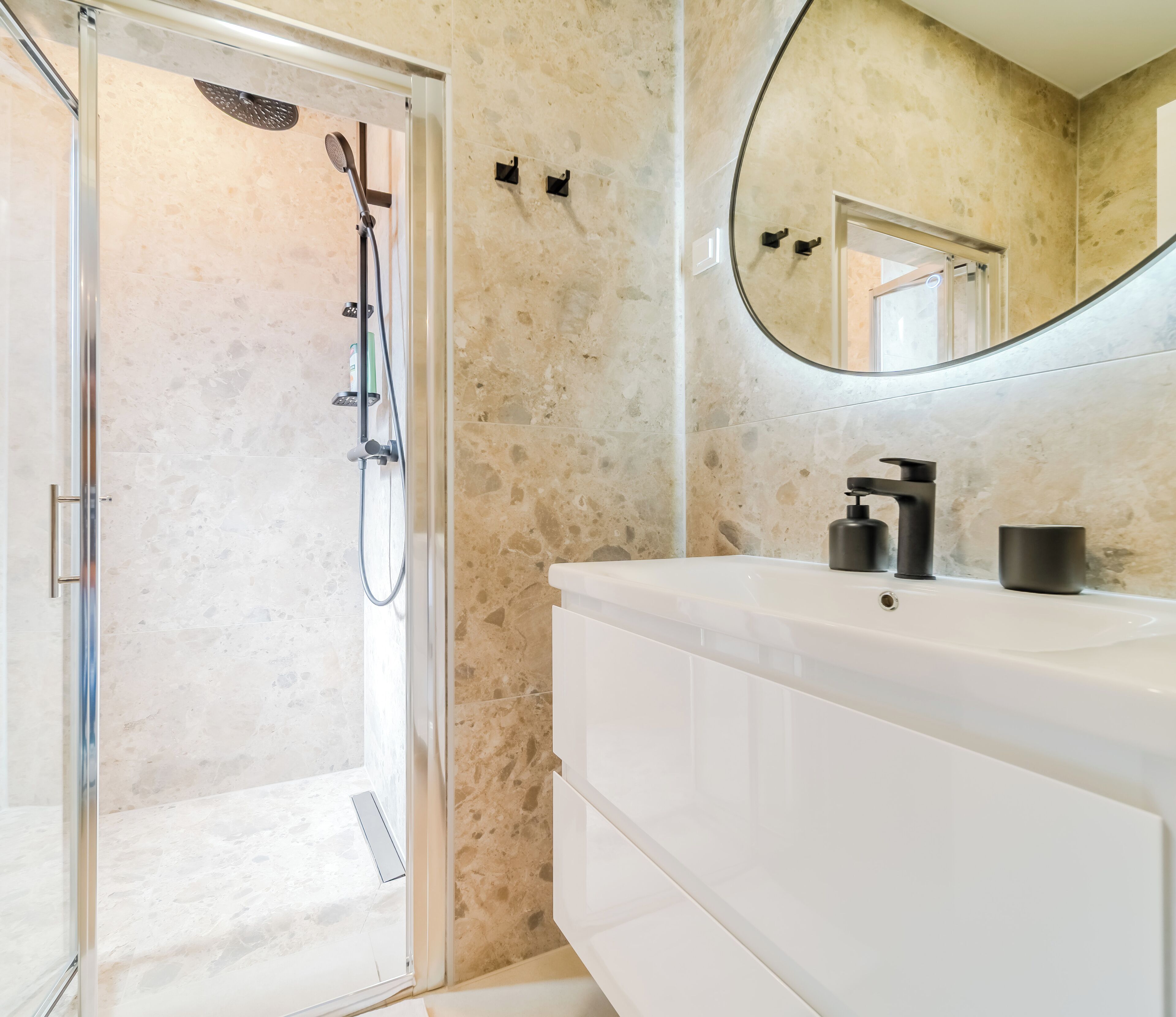 Triple Room | Bathroom | Shower, free toiletries, hair dryer, towels