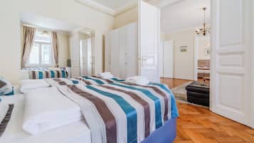 Coffres-forts dans les chambres, bureau, fer et planche à repasser