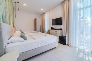 Triple Room | In-room safe, desk, iron/ironing board, free cots/infant beds - Flowers Premium Apartments & Rooms (Zagreb)