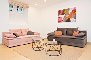 Appartement Prestige | Aire de séjour | Téléviseur ACL