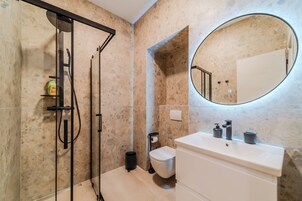 Double Room | Bathroom | Shower, free toiletries, hair dryer, towels