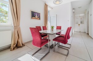 Appartement | Privékeuken | Een koelkast, een magnetron, een koffiezetapparaat/waterkoker