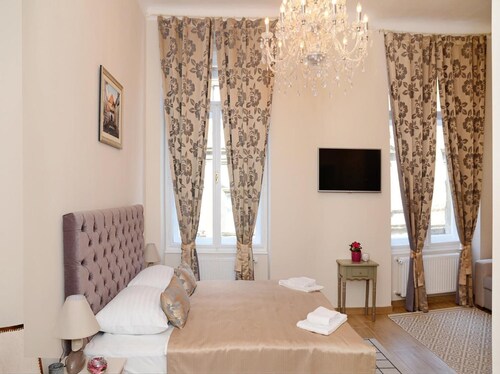 Apartments & Rooms Flowers