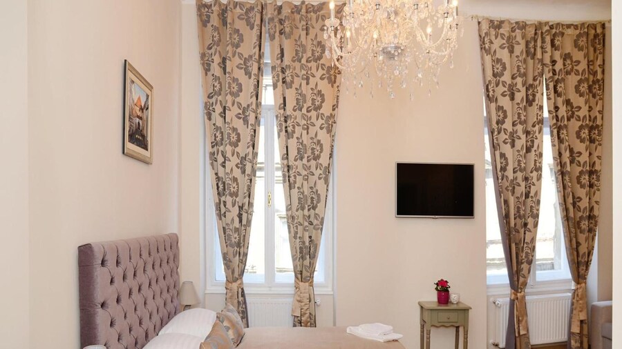 Apartments & Rooms Flowers