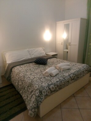 Habitación económica doble, baño compartido | 1 dormitorio, cortinas opacas, camas supletorias y wifi gratis