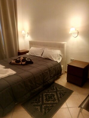 Habitación clásica doble, baño privado | 1 dormitorio, cortinas opacas, camas supletorias y wifi gratis